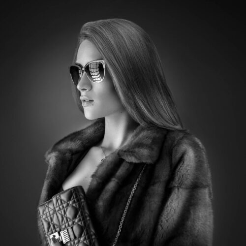 Black and white beauty portrait of a female white model wearing sunglasses. Beauty photography by Isa Aydin.